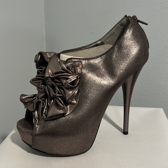Qupid Ruffled Platform Bootie - Picture 7 of 15